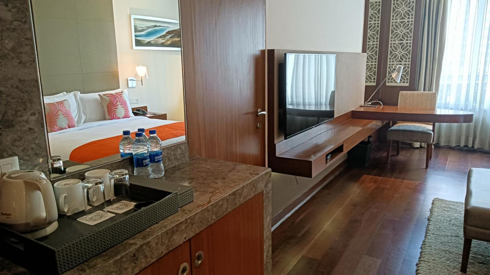 The Anya Hotel-Golf Course Road Гургаон Экстерьер фото