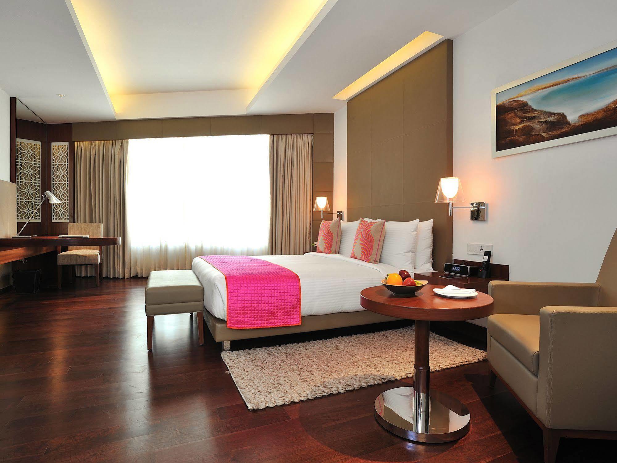 The Anya Hotel-Golf Course Road Гургаон Экстерьер фото