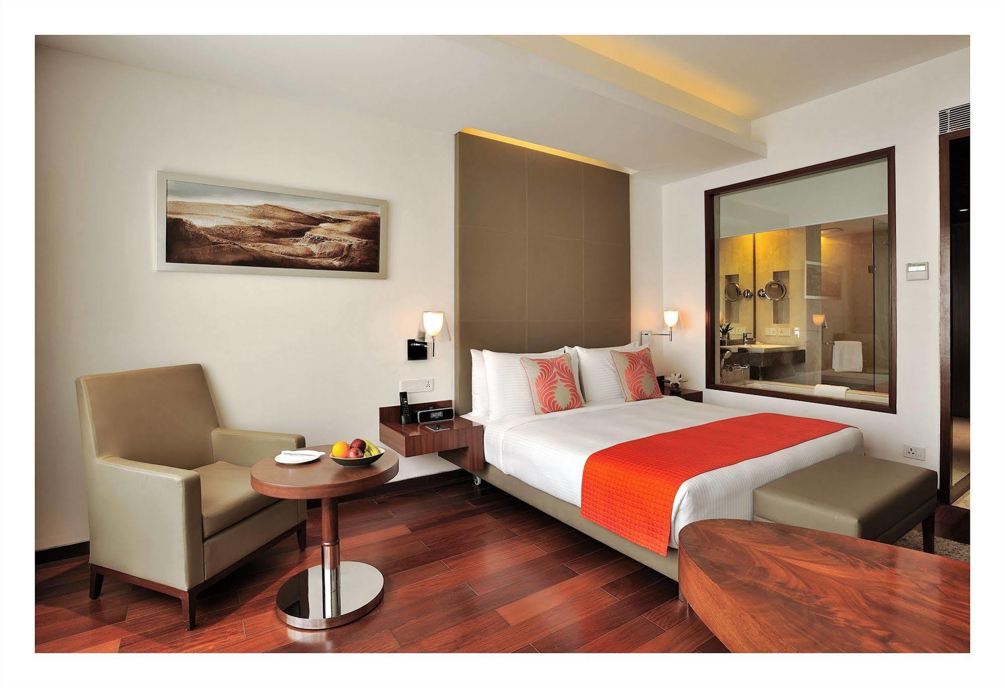 The Anya Hotel-Golf Course Road Гургаон Экстерьер фото