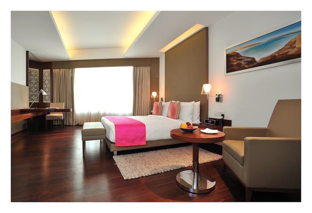 The Anya Hotel-Golf Course Road Гургаон Экстерьер фото